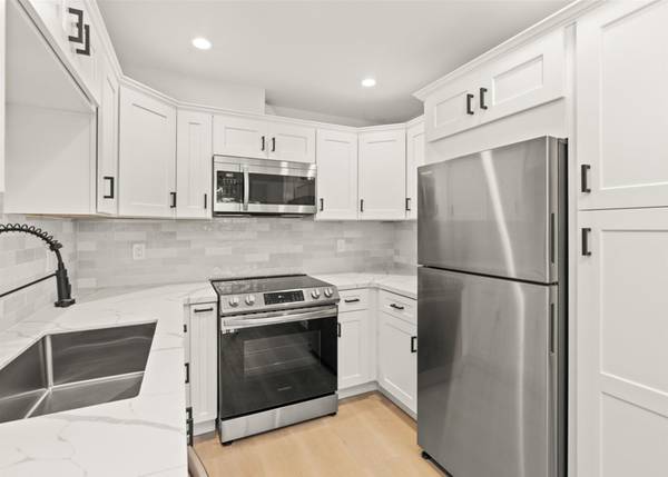 $3,295 / 3br - New Kitchen! | Walk to University Ave - Pets Welcome - 3 Bed Apt (Cherokee Point)64037046015617121