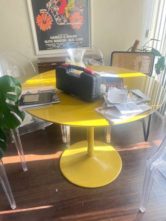 Mesa de comedor redonda de estilo moderno de mediados de siglo - $150 (Hollywood)63471349831427120
