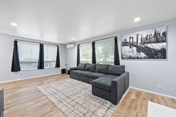 $430,000 / 1280ft2 - ¡Puente de Ferry Street de un solo nivel con amplio patio! (Eugene)63977276189058124