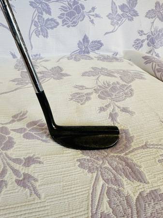 Cleveland Black L Putter 35" - $29 (mill valley)63471478164739122