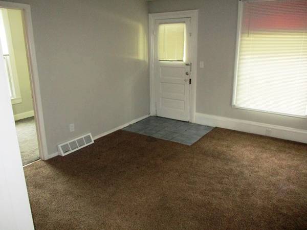 $1,095 / 2br - Cozy 2 bedroom Home (304 N Allin)63897746921731121