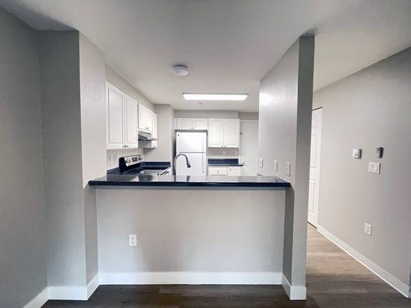 $3,600 / 3br - 1205ft2 - 3BD 2BA Townhome, Huge windows! Pet-friendly home, Washer/Dryer inside (Redmond/Bellevue/Microsoft)63659517088771122