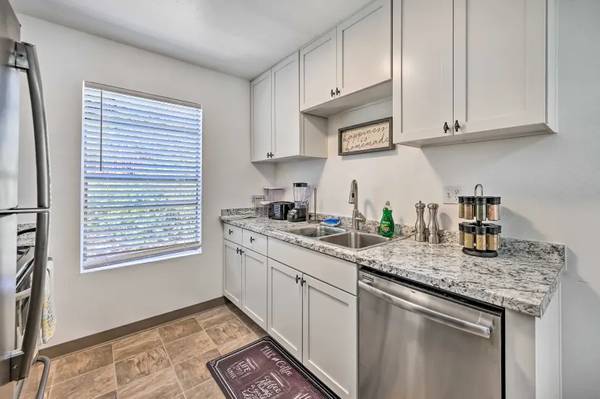 $3,090 / 3br - Fenced yard, Washer/Dryer, EV charging. Open 7 days till 9 pm. (Lake Murray/La Mesa/Grossmont)64037044664833121