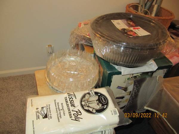 Disposable Party platters w/lids 1