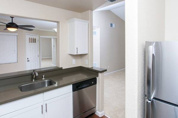 $2,406 / 2br - 1081ft2 - RESORT COMMUNITY WITH OLYMPIC POOL & SAND VOLLEYBALL (Sacramento / Natomas)64043664018051121