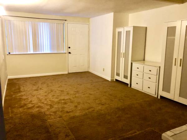 $950 / 4br - 220ft2 - Castro Valley Quiet Room! Private Door, Parking (Small Car OK) (hayward / castro valley)63964933637122121