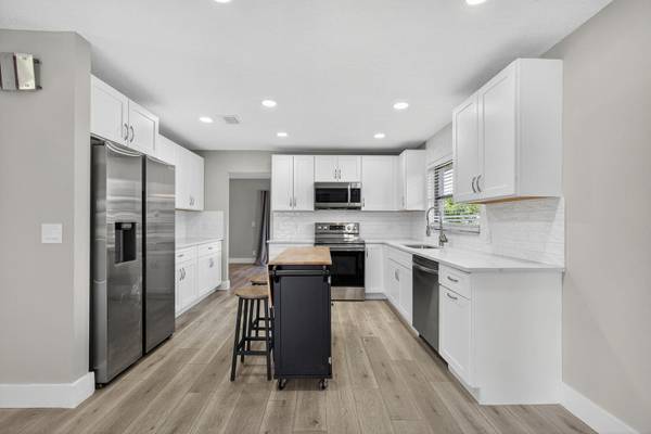 $3,650 / 3br - 1865ft2 - Beautifully Renovated 3 bed Lake View Home ~ Fenced in Backyard (Wellington - 33414*)64049276244099122