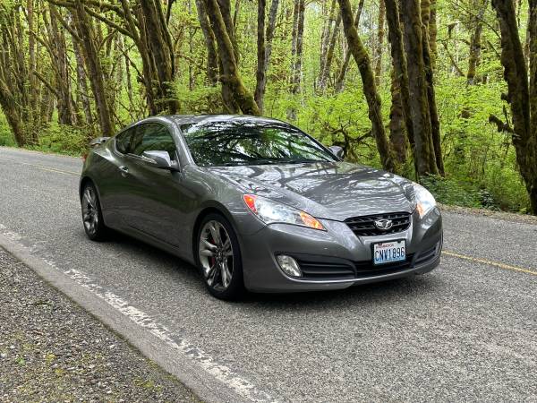 2011 Hyundai Genesis Coupe 3.8 Manual track package 3.8L V6 speed - $9,700 (Mount Vernon)63617898255363120