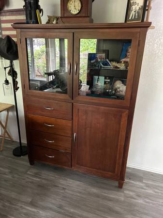 Broyhill china cabinet 1