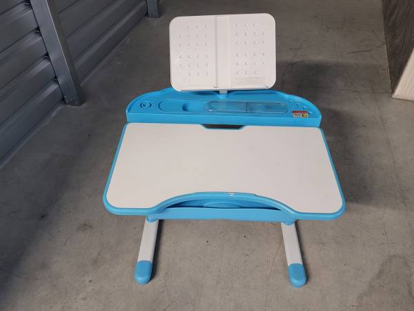 Adjustable Kids/Student Desk 1