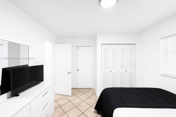 $2,900 / 2br - 910ft2 - Natural Light Fills this Spacious, Centrally Located 2bd! (Lincoln West- South Beach)64001844505858123