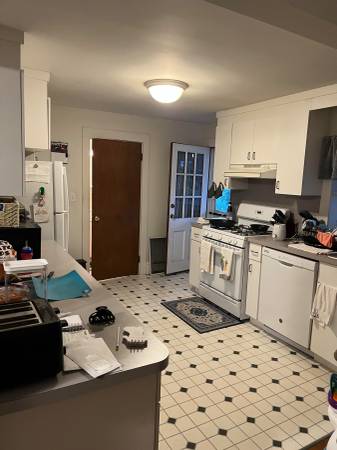 $2,500 / 2br - 930ft2 - Hallazgo Raro: Ático de 2 Dormitorios con Estacionamiento + Patio63863135490947123