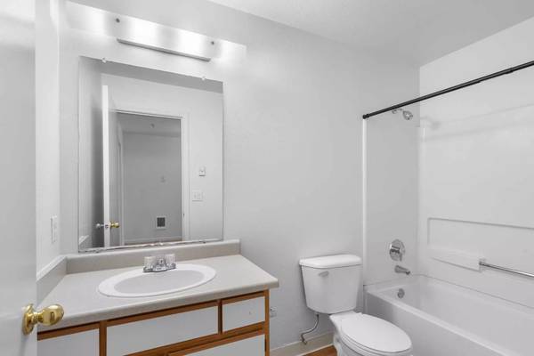 $1,950 / 2br - 1043ft2 - Gorgeous light filled 1043 Sq Ft, 2 Bed, 2 Bath with beautiful view! (Tigard)63820825005057124