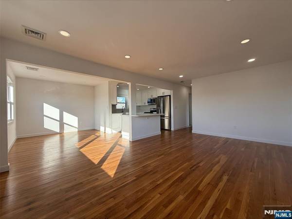Beautiful Residence - Res Lease in Clifton. 3 Beds, 1 Baths 1