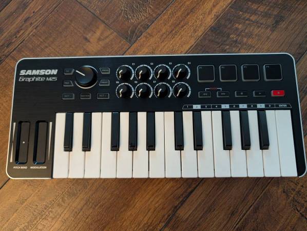 Samson Graphite M25 USB MIDI Controller 1
