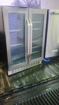 Like new condition magic chef dual climate control 1