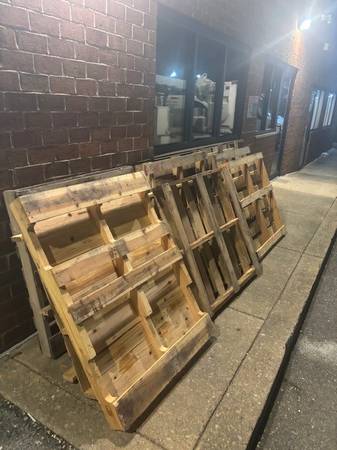 WOOD PALLETS ( FREE ) PICK UP ROCKVILLE MD 1