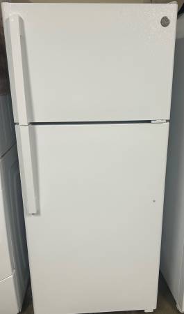 Almost New GE top freezer refrigerator 1 yr Old 1