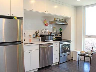 $600 / 1br - 469ft2 - "Stylish Overlook Condo Near Shops & Transit" (Portland)63956354562051121