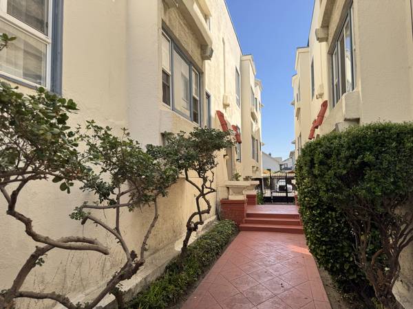$2,395 / 2br - 918ft2 - Beautiful 2 bedroom/1 bath with dining and living room combo (oakland lake merritt / grand)63868036877827121