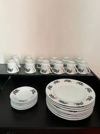 27 Piece Holiday Dish Set Featuring Holly Berries and Ivy 1
