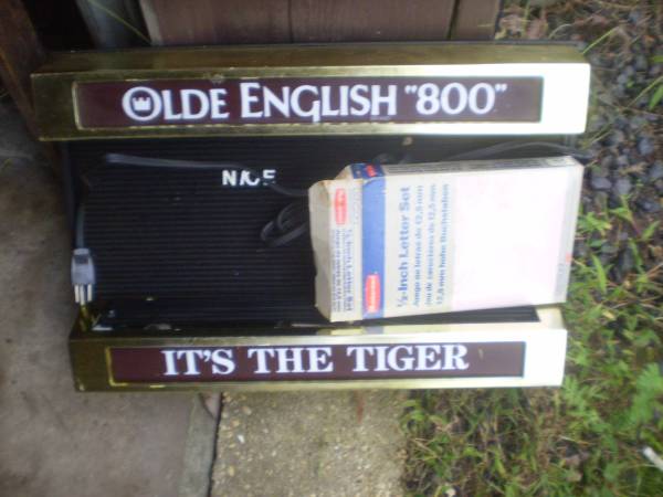 OLD ENGLISH 800  LIQUOR LIGHTED SIGN BEER 1