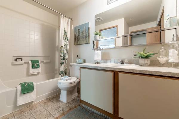 $1,000 / 1br - 750ft2 - Country Glen Apartments - $1000 Rent Concession (Kent)64031311011457124