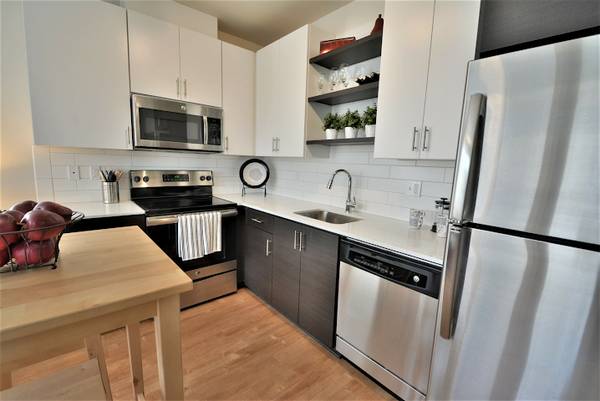 $1,250 Ideal Studio with Deck Rent Ready at Urbanaire! (SE Portland, Belmont, Buckman)63615696007683121