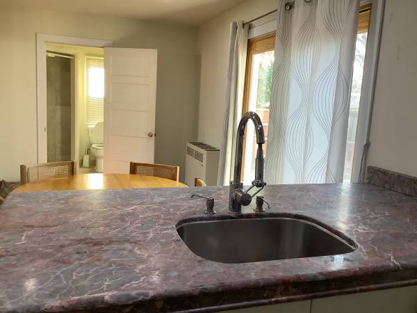$3,600 / 2br - Lovely ranch style home in a beautiful trees line street (menlo park)63668028551041121