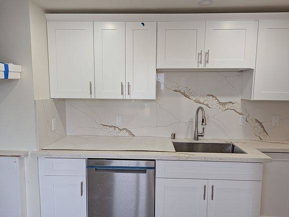 $650 / 1br - This charming, fully renovated 1-bedroom house! (Seattle, WA)63659516854657123