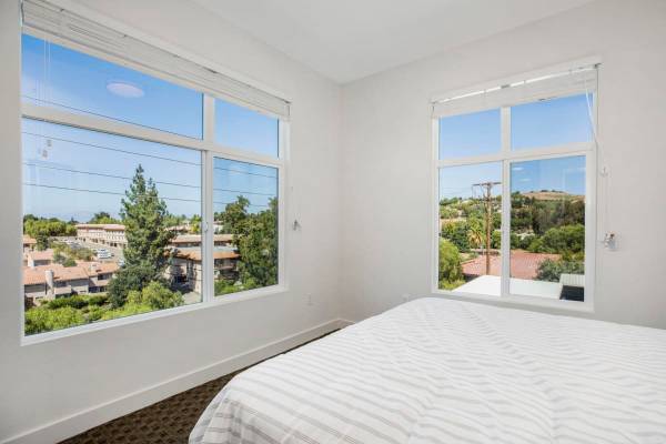 $2,999 / 2br - 1116ft2 - Air Conditioner, Large Closets, Controlled Access/Gated (Thousand Oaks)63981244545410123