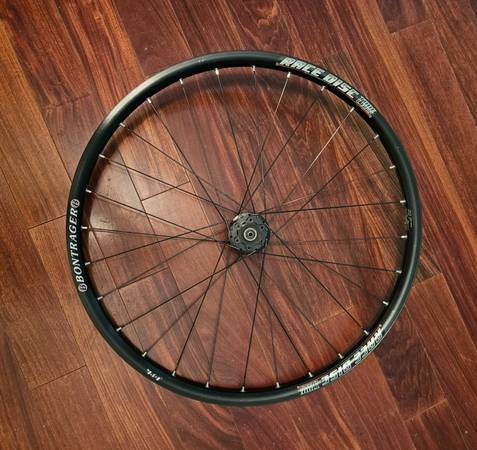 Bontrager 26 inch front race disc Mt bike wheel quick release