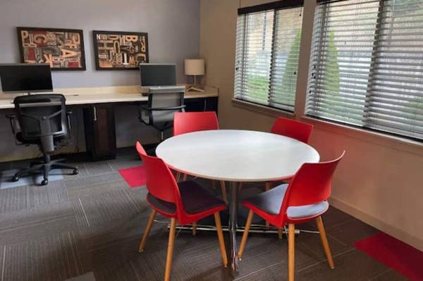$1,774 / 3br - Ventiladores de techo, cibercafé, barra de desayuno (12111 104th Ave E, Puyallup, WA)63874303018113122