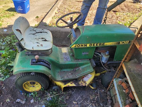 John Deere 108 1