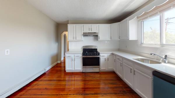 $2,995 / 3br - Somerville 3 Bed/1 Bath Apartment | McGrath Highway63951149002754121