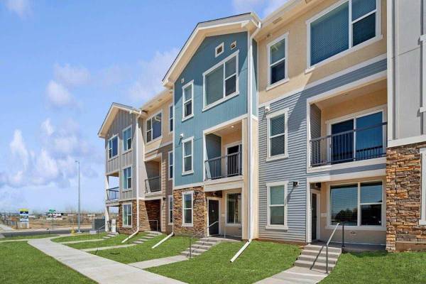 $2,179 / 2br - 1072ft2 - Exclusive 1-2 BR-Hardwood-Style Floors, EV Charging, 10 Weeks Free* (Gateway)63973500106883120