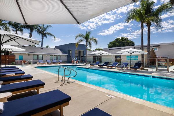 $2,522 / 2br - 820ft2 - Exceptional 2 BR/2 BR With Balcony-Luxury & Convenience (Huntington Beach)64027920691201121