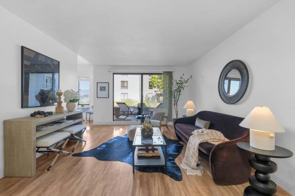$3,000 / 2br - 2BR/1.5BA Condo w/ Water View & Balcony – 6 Commodore Dr #235 (emeryville)64030488503811120