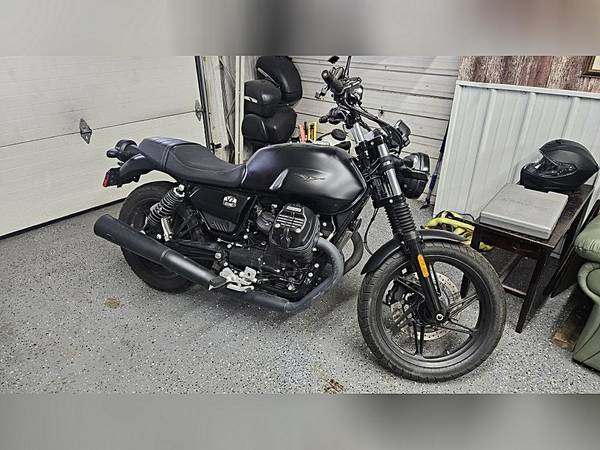 2022 MOTOGUZZI V7 STONE 1