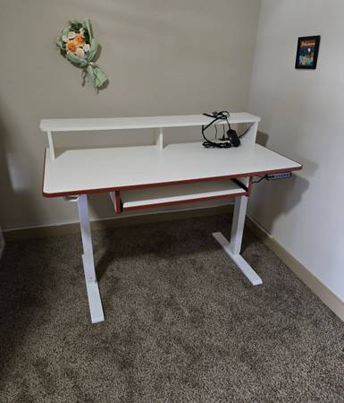 White Desk – Great Condition (Engineered Wood + Metal Legs) 1