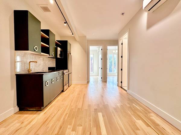 $4,170 / 3br - SUNNY THREE BEDROOM, 2 FULL BATHROOMS AND OUTDOOR SPACE! ELEVATOR! (Bushwick)63912045412354120