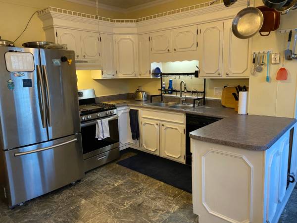 $1,700 / 2br - 1400ft2 - In a Community/Apartment House (Candler)64029375131265124