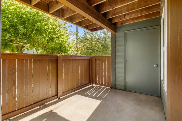 $2,295 / 3br - 1160ft2 - 3 BEDROOM @ PILOT BUTTE // HUGE WALK-IN CLOSET!/ LOTS OF UPGRADES! (2020 NE Linnea Drive Bend, Oregon)63839294954627124