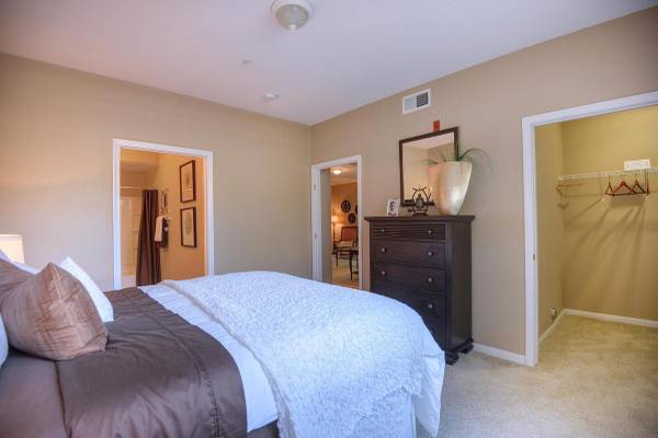 $1,899 / 1br - 819ft2 - ¡ALQUILA HOY! VEN A HACER UNA VISITA 1 DORMITORIO 1 BAÑO! $1899 (Vecindario North Natomas)63961339363843121