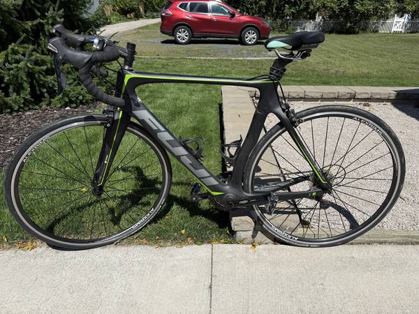 2016 Fuji Transonic 2.1 Road Bike 1