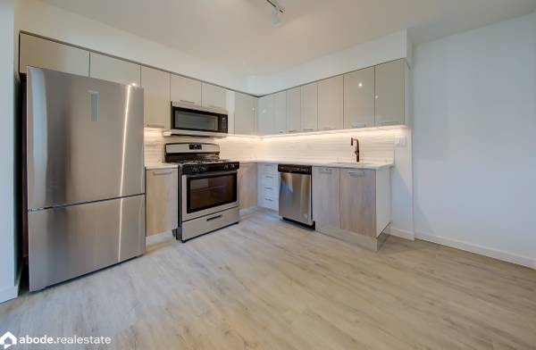 $2,195 / 2br - 1100ft2 - Rehabbed Two Bedroom Steps From The Lakefront (Rogers Park)63781373727233123