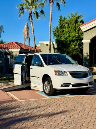 Beautiful Handicap Mobilty Van  2016 Chrysler Town&Country Clean Title Low Miles 1