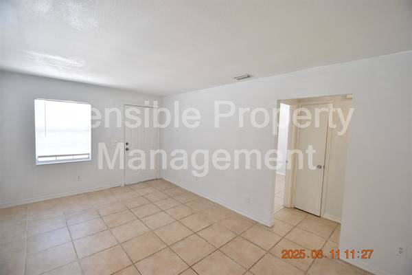 $1,395 / 2br - 857ft2 - 409 Big Cedar Way Unit C - great Brandon condo, no stairs, end unit (Brandon)63991085154306123