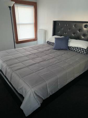$570 Bright and airy bedroom with private bath available (Hayward)63668061541763123