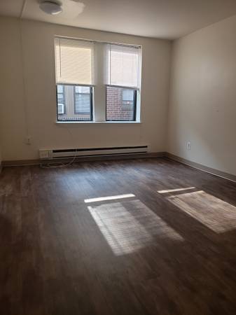$995 Studio Apartment at Verona Plaza at 4715 Walnut St! Parking! (University City)63666762642817121